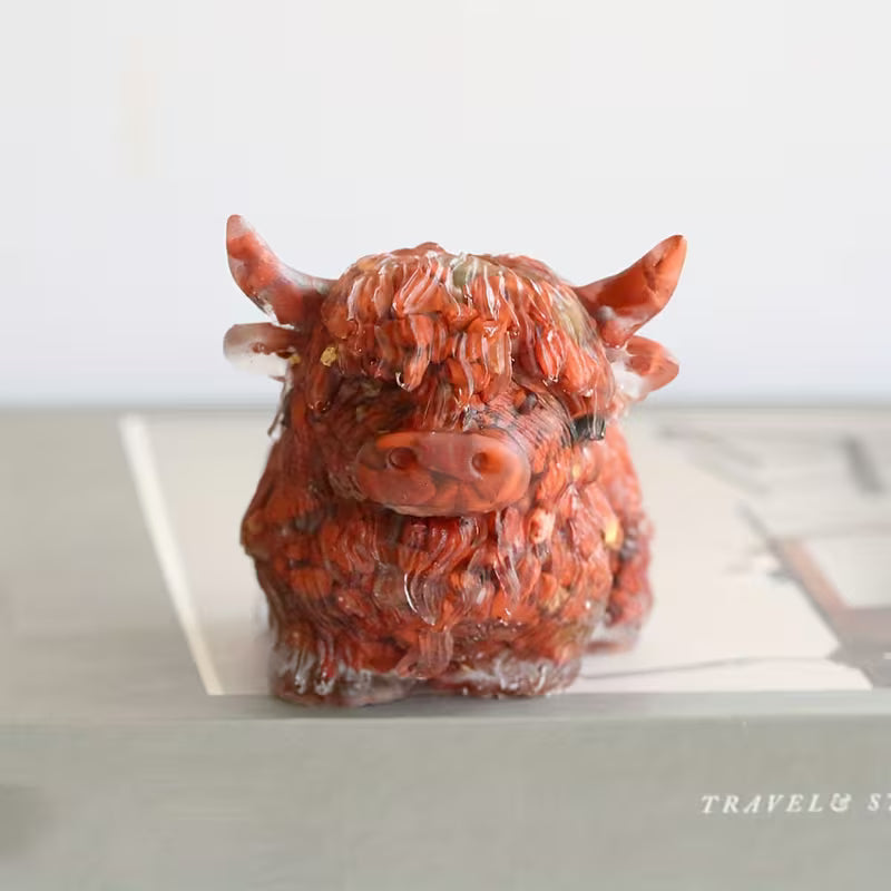 Vache Écossaise en Résine & Jaspe Rouge